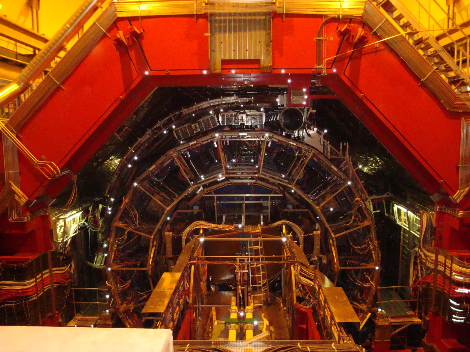ALICE-Detektor mit geöffnetem Magneten am CERN.