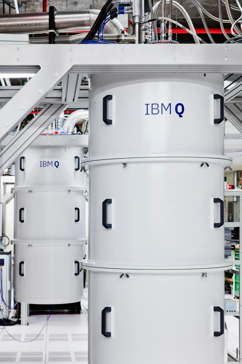 Geschlossene weiße Kühlgehäuse von IBM-Quantensystemen im Labor.