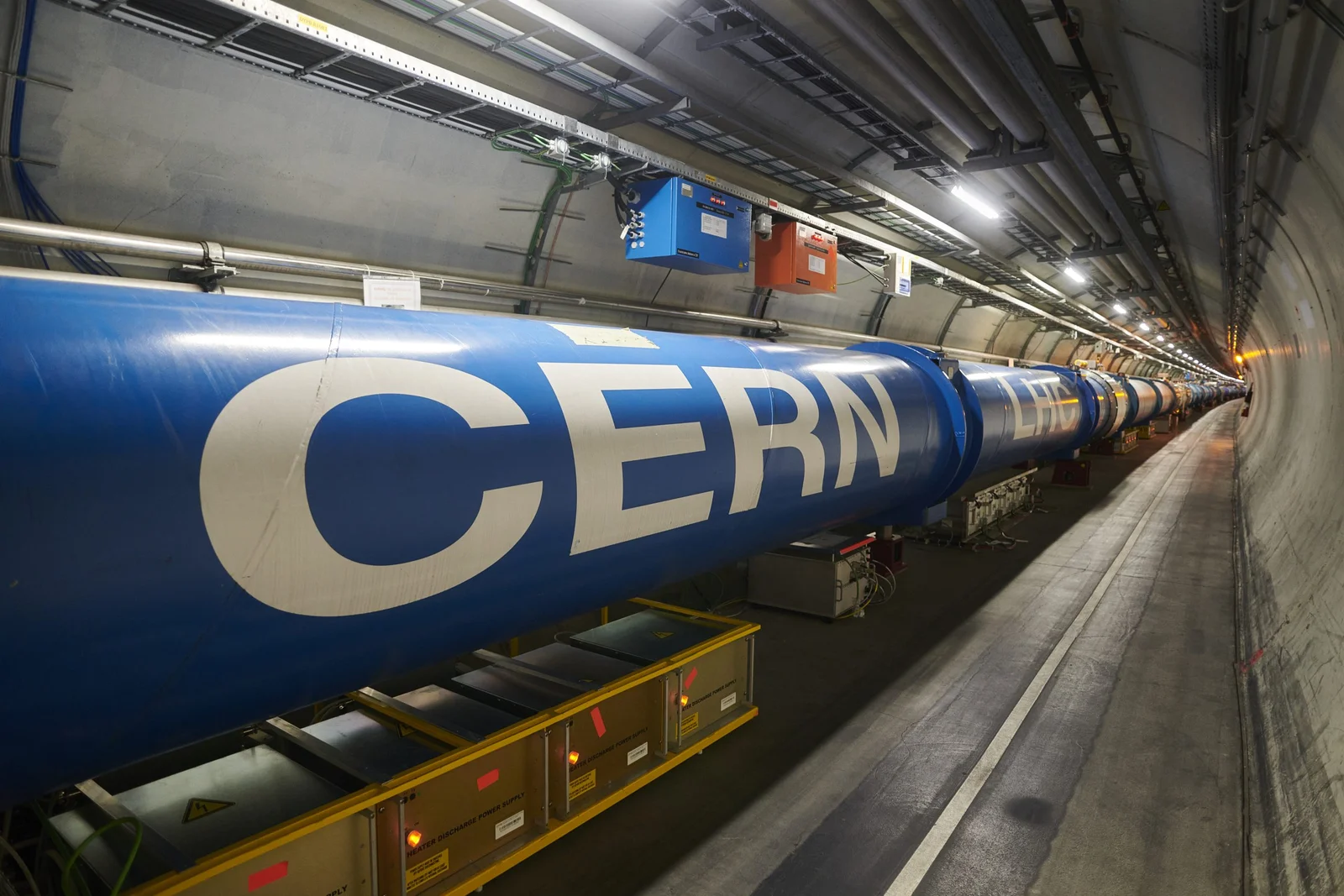 Blaue Dipolmagnete im Tunnel des Large Hadron Collider.